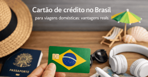 Cartão de crédito com bandeira do Brasil sendo usado para viagens domésticas, ao lado de passaporte, mapa, avião em miniatura, fones de ouvido e acessórios de viagem, representando praticidade e vantagens do cartão de crédito no Brasil.